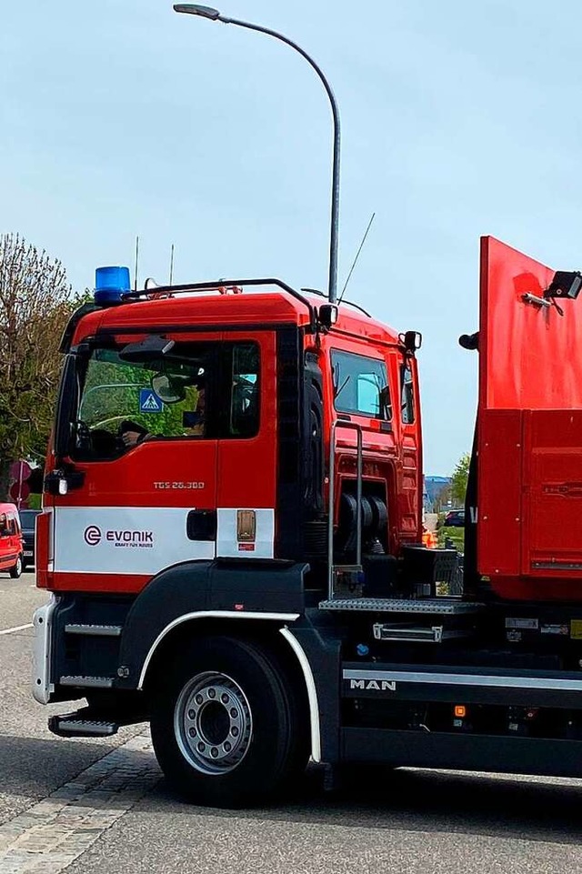 Bei der Verpuffung im Evonik-Werk in R...ren zahlreiche Einsatzkrfte vor Ort.   | Foto: Lisa Petrich