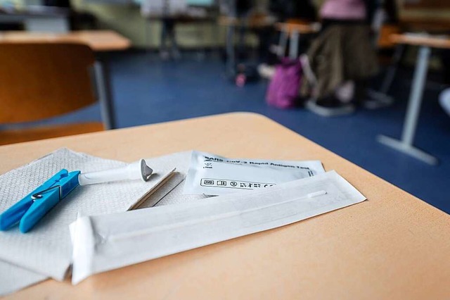 Ein Corona-Schnelltest liegt in einer Schule auf einem Tisch.  | Foto: Sebastian Gollnow (dpa)