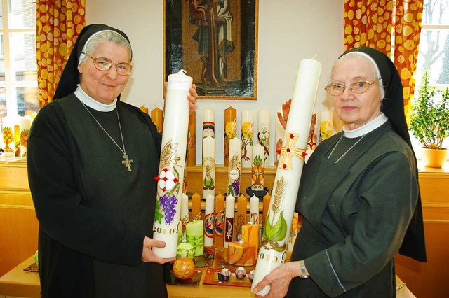 Schwester Roswitha (links) und Schwest...terhaus in Gengenbach verziert werden.  | Foto: hr