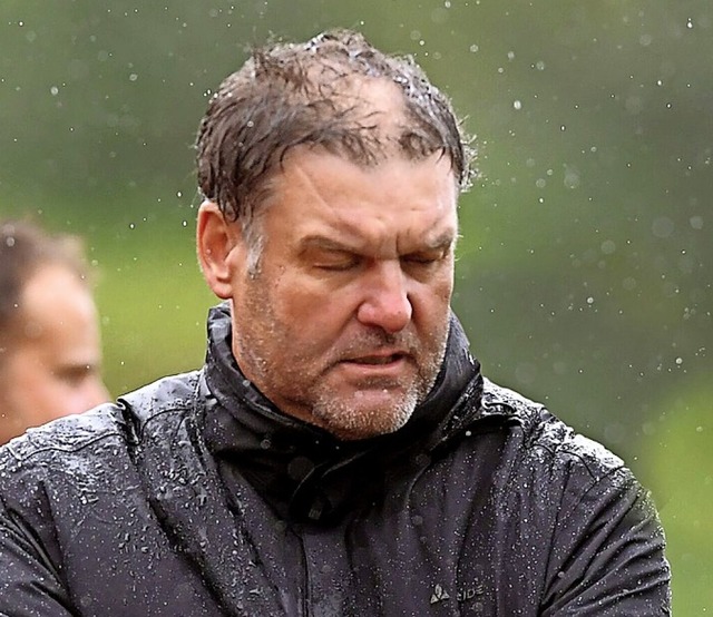 SG-Trainer Nobert Lewke steht bei jedem Wetter hinter seiner Mannschaft.   | Foto: Wolfgang Scheu