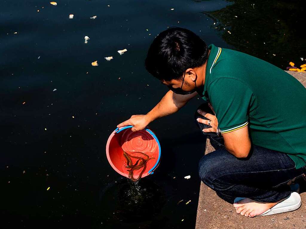 Wasser und buddhistische Rituale stehen im Mittelpunkt des Neujahrsfests Songkran in Thailand.