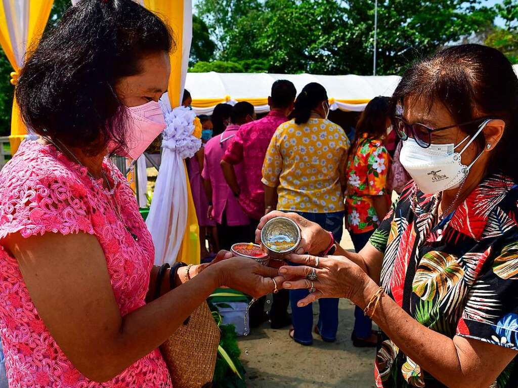 Wasser und buddhistische Rituale stehen im Mittelpunkt des Neujahrsfests Songkran in Thailand.