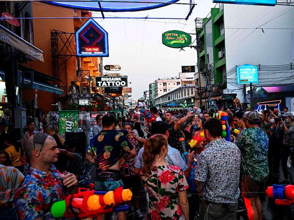 Wasser und buddhistische Rituale stehen im Mittelpunkt des Neujahrsfests Songkran in Thailand.