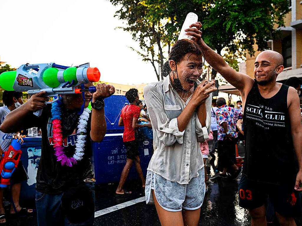 Wasser und buddhistische Rituale stehen im Mittelpunkt des Neujahrsfests Songkran in Thailand.