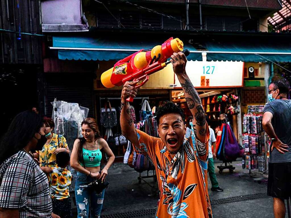 Wasser und buddhistische Rituale stehen im Mittelpunkt des Neujahrsfests Songkran in Thailand.