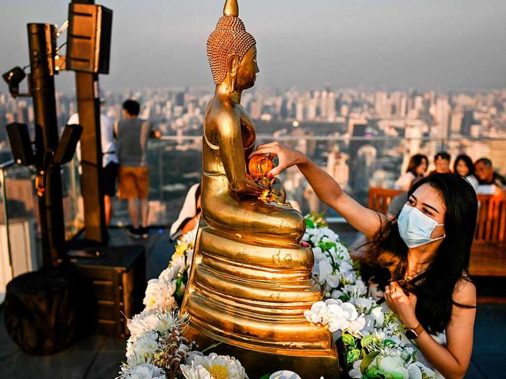 Wasser und buddhistische Rituale stehen im Mittelpunkt des Neujahrsfests Songkran in Thailand.