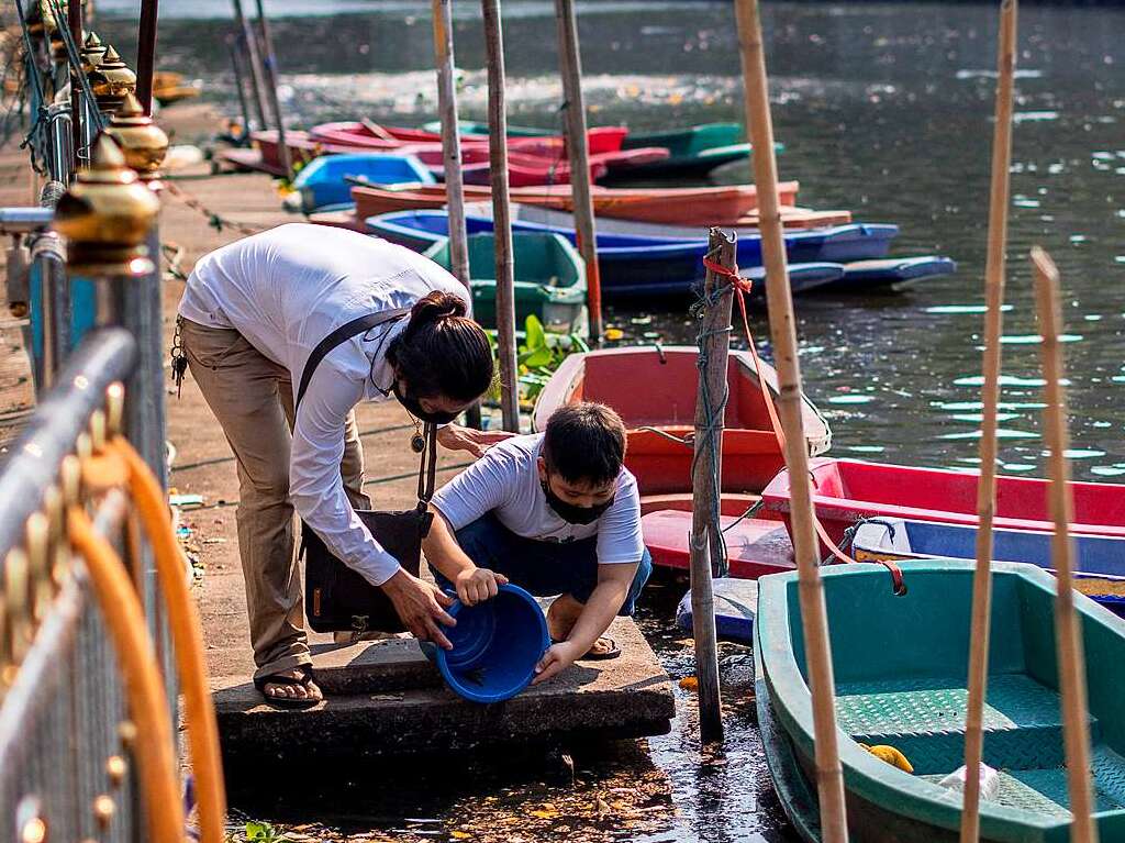 Wasser und buddhistische Rituale stehen im Mittelpunkt des Neujahrsfests Songkran in Thailand.