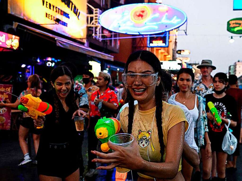 Wasser und buddhistische Rituale stehen im Mittelpunkt des Neujahrsfests Songkran in Thailand.