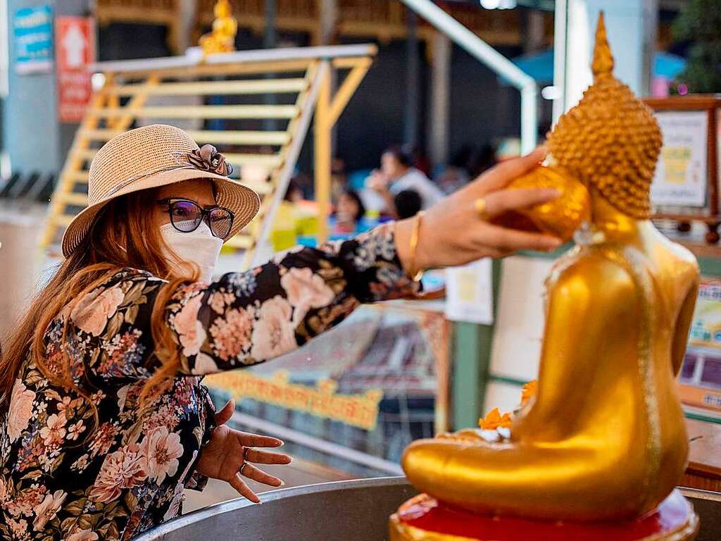 Wasser und buddhistische Rituale stehen im Mittelpunkt des Neujahrsfests Songkran in Thailand.