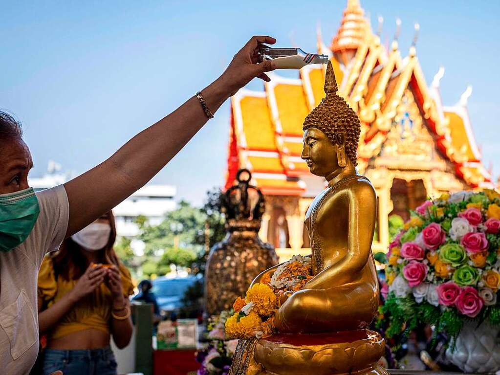 Wasser und buddhistische Rituale stehen im Mittelpunkt des Neujahrsfests Songkran in Thailand.