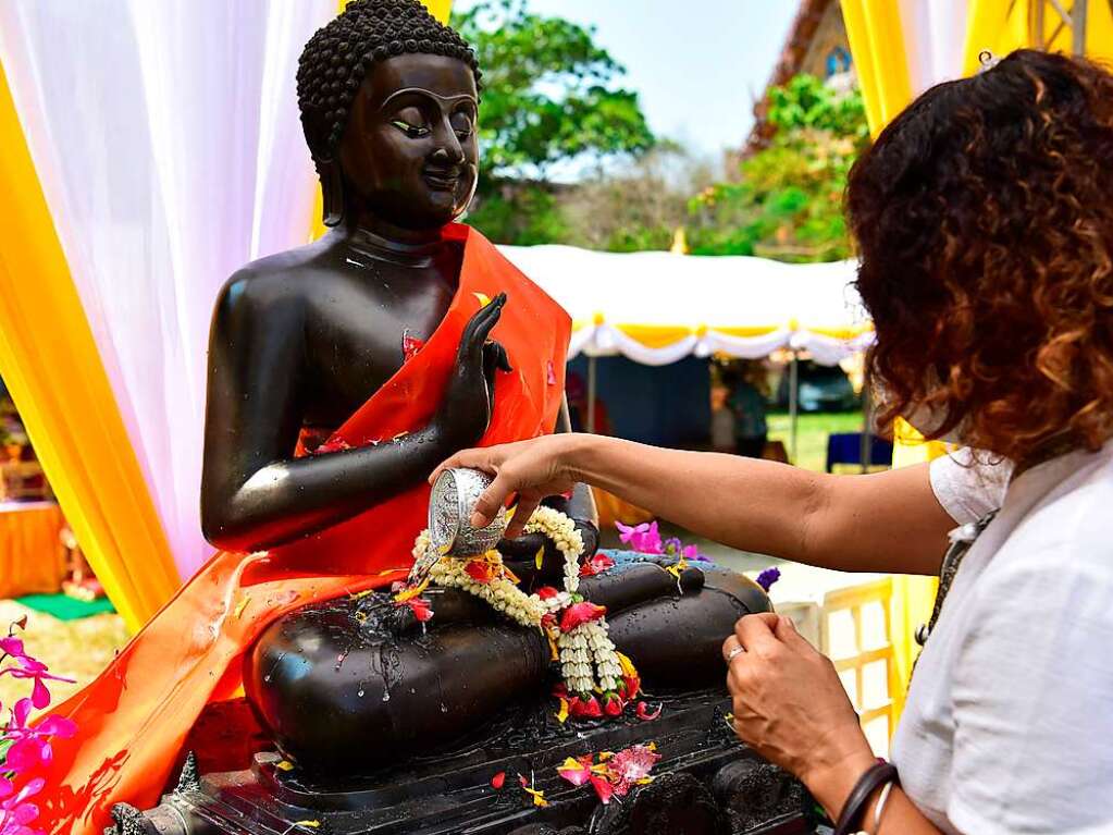 Wasser und buddhistische Rituale stehen im Mittelpunkt des Neujahrsfests Songkran in Thailand.