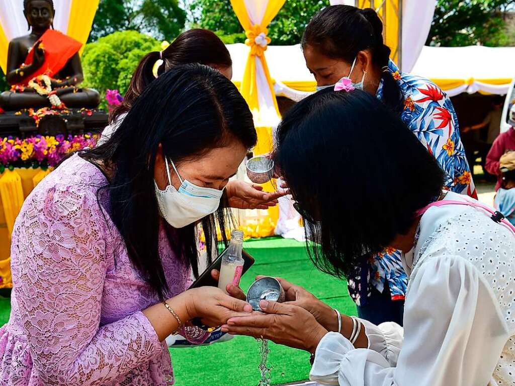 Wasser und buddhistische Rituale stehen im Mittelpunkt des Neujahrsfests Songkran in Thailand.