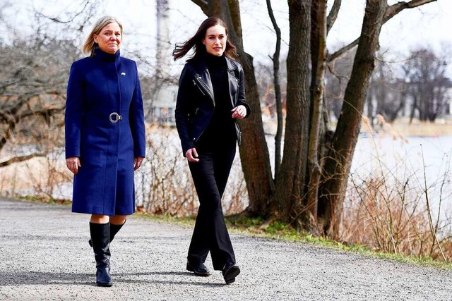 Magdalena Andersson (l), Ministerprsi...von Finnland, am Mittwoch in Stockholm  | Foto: Paul Wennerholm (dpa)