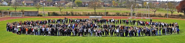 Hunderte Schlerinnen und Schler des ...ilden beim Flashmob das Peace-Zeichen.  | Foto: Rainer Ruther