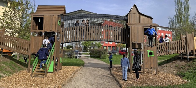 Der neue Kletterturm an der Hauenstein...ad Sckingen gefllt den Kindern gut.   | Foto: Matthias Eisenbeis