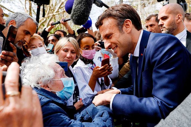 Jetzt sucht er den Kontakt zum Wahlvolk: Prsident Macron in Mulhouse  | Foto: LUDOVIC MARIN (AFP)