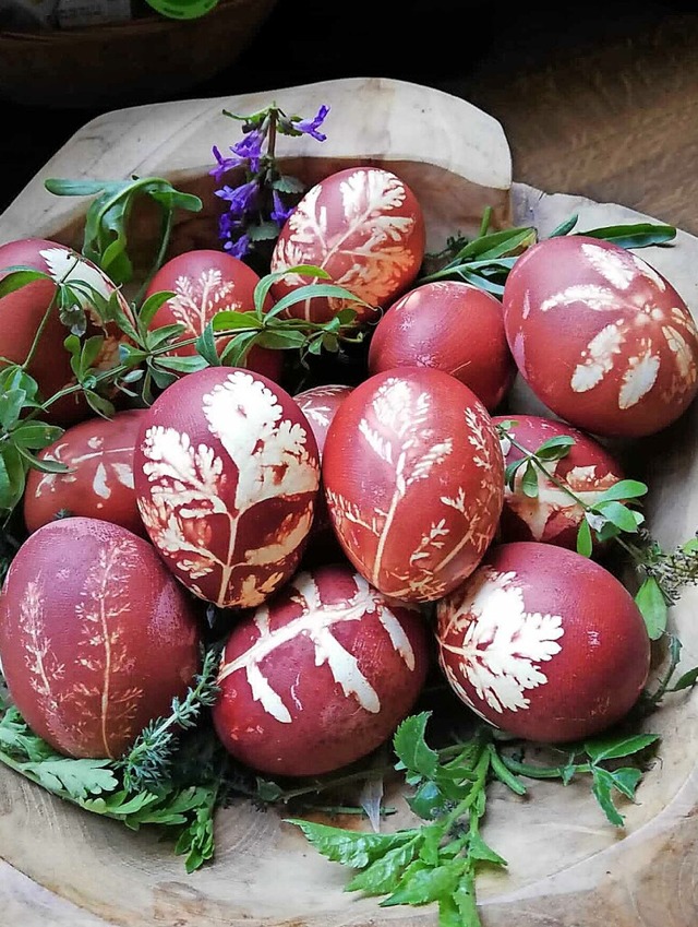 Die  Ostereier  erhalten durch  Zwiebeln ihre Farbe.   | Foto: Monika Fischer