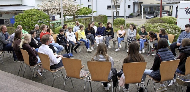 Vor dem Brgerhaus fand das erste Jugend-Hearing statt.   | Foto: Adelbert Mutz
