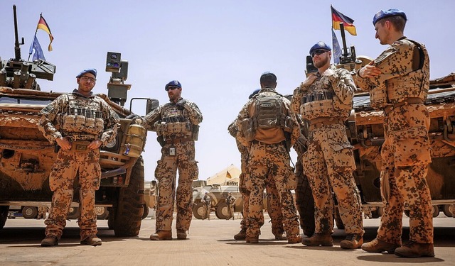 Warten auf die Ministerin: Bundeswehrs...Feldlager Camp Castor im malischen Gao  | Foto: Kay Nietfeld (dpa)