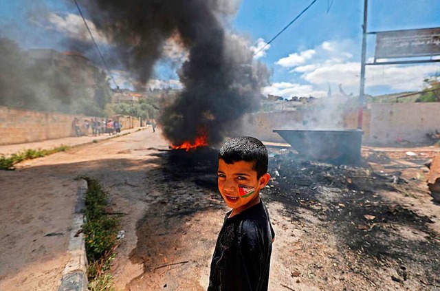 Ein palstinensischer Junge steht  in ...nin, die von Israel abgeriegelt wurde.  | Foto: JAAFAR ASHTIYEH (AFP)