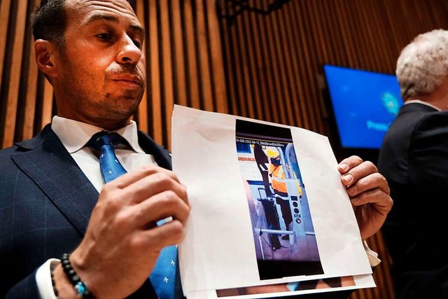 Die Polizei prsentiert ein Foto des Verdchtigen  | Foto: SPENCER PLATT (AFP)