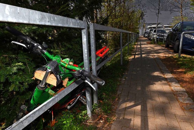 Die Kaiserstuhlstrae kurz vor der Eis...rcke: Der Gehweg ist ziemlich dunkel.  | Foto: Thomas Kunz