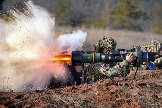 Neue Waffen-Lieferungen sollen die Ukraine untersttzen.  | Foto: Vadim Ghirda (dpa)
