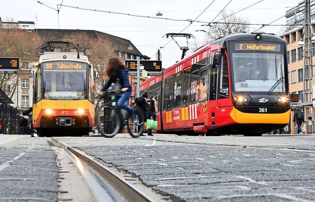 In den Monaten Juni, Juli und August w...t Bus und Bahnen nur neun Euro kosten.  | Foto: Uli Deck (dpa)