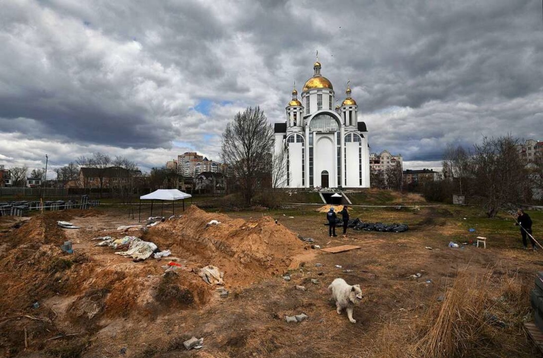 In Butscha hat sich nach der russische... Kirche St. Andreas und Allerheiligen.  | Foto: Carol Guzy (dpa)