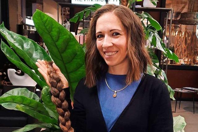 Denzlingerin lsst sich die Haare fr einen guten Zweck abschneiden