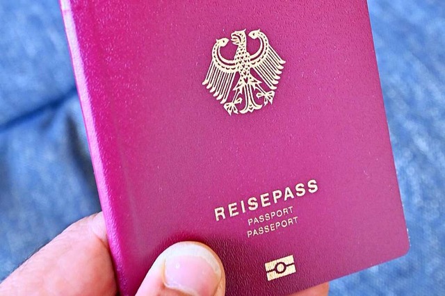 So beliebt, dass das Freiburger Amt f...cht hinterherkommt: der deutsche Pass.  | Foto: Michael Bamberger