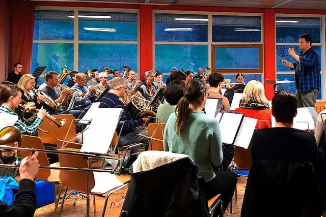 Thomas Schmid und die Trachtenkapelle Frhnd bei den Proben zum Osterkonzert.  | Foto: Manuel Hunn