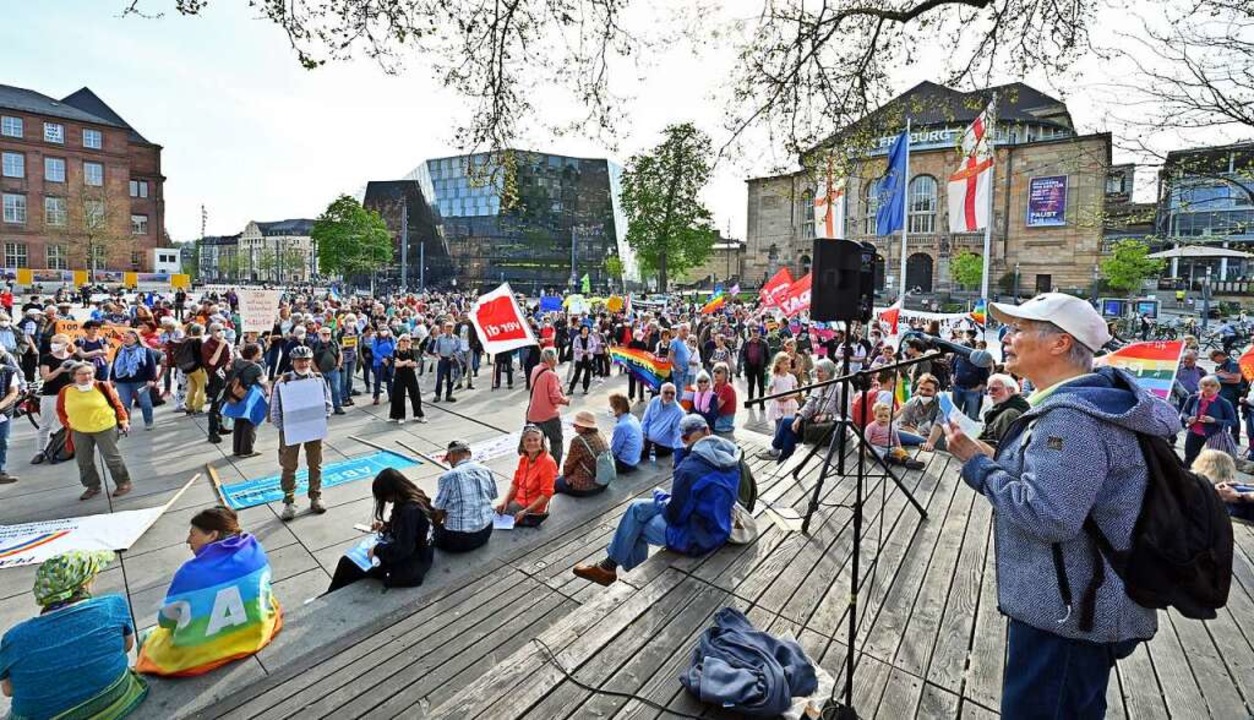 Geschätzt 500 Menschen nahmen an der K... der Freiburger Friedensbewegung teil. | Foto: Michael Bamberger