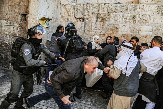 Auf dem Tempelberg in Jerusalem gab es...n und israelischen Sicherheitskrften.  | Foto: Ilia Yefimovich (dpa)