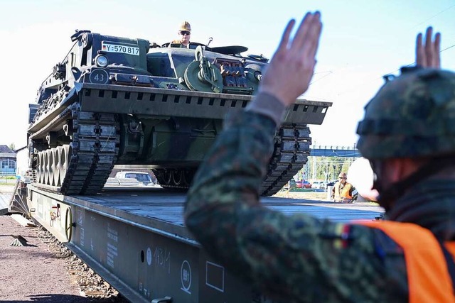 Ein Panzer des Typ Leopard II wird ver...anzler Olaf Scholz bisher ausweichend.  | Foto: Soeren Stache