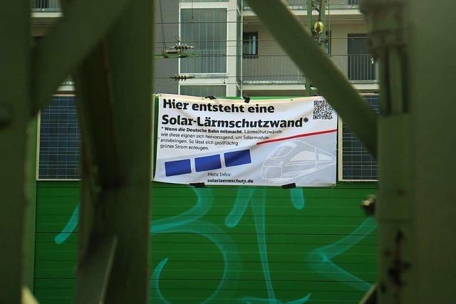 Aktivisten montieren Solarmodule an Lärmschutzwände am Bad Krozinger Bahnhof