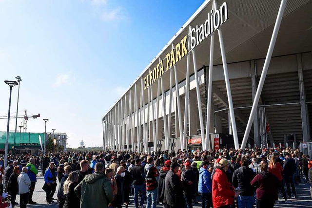 Fans kritisieren die Enge der Sdtrib...e schaffen (Archivbild, Oktober 2021).  | Foto: Thomas Kunz