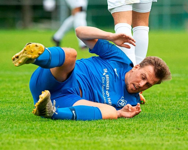 Tobias Gutscher, hier am Boden, rappel... Neustdter Spieler beim 2:0-Heimsieg.  | Foto: Wolfgang Scheu