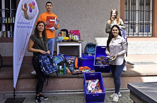 Beim bergeben der Spenden ans Familie...fer (vorn) und Enna Wehinger (rechts).  | Foto: Leony Stabla