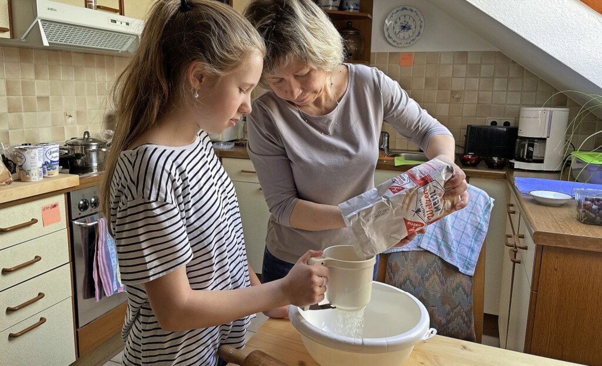 Marija bereitet mit ihrer Mutter Olena...r erstes Osterfest in Deutschland vor.  | Foto:  Tina Prause