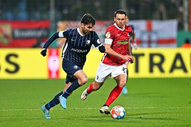 Szene aus dem Pokal-Viertelfinale im M...ler Nicolas Hfler. Der SC gewann 2:1.  | Foto: David Inderlied (dpa)