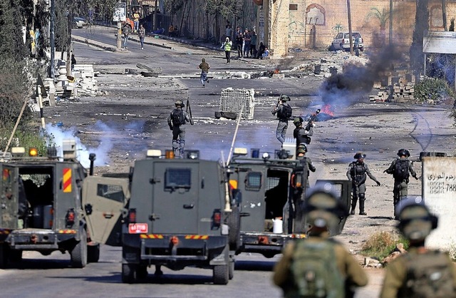 Israelische Sicherheitskrfte versprhen Trnengas gegen Palstinenser.  | Foto: JAAFAR ASHTIYEH (AFP)