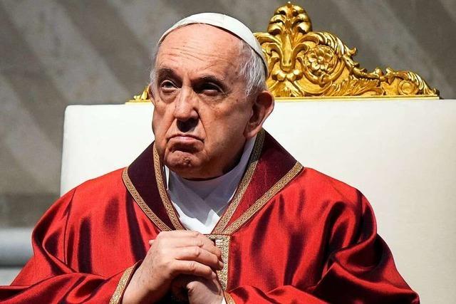 Papst Franziskus und viele Glubige gedenken im Petersdom des Todes Jesu