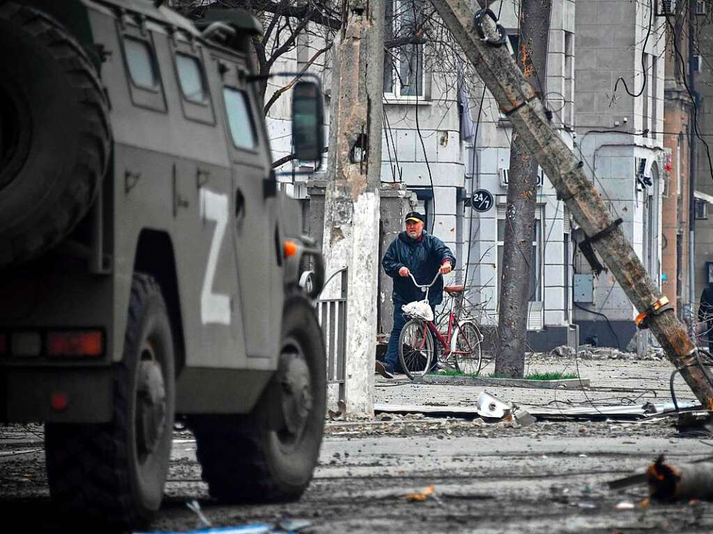 Ein russisches Armeefahrzeug in Mariupol