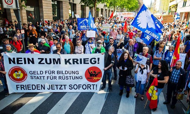 Ostermarschierer tragen im Jahr 2019 e... jetzt Sofort!&#8220; durch Stuttgart.  | Foto: Christoph Schmidt (dpa)