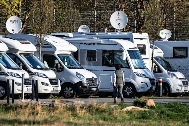 Wohnmobile stehen auf einem Campingplatz bei Kassel nebeneinander.  | Foto: Swen Pfrtner (dpa)