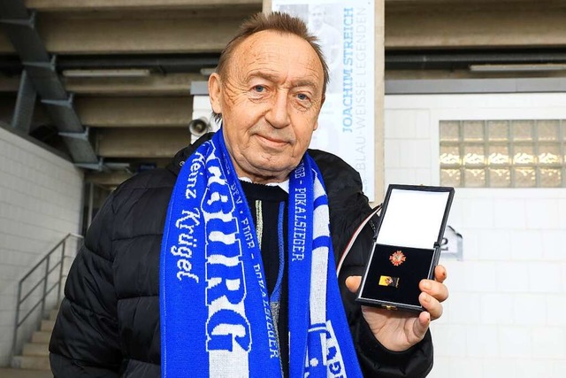 Joachim Streich, ehemaliger Spieler de...eile der Legenden vor der MDCC Arena.  | Foto: Peter Gercke (dpa)