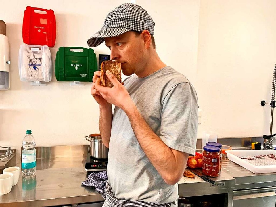 Der Kenzinger Bäckermeister Martin Kam...t an einem frischgebackenen Laib Brot.  | Foto: Carolin Johannsen