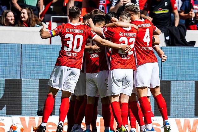 Die Mannschaft des SC Freiburg bejubelt das Tor zum 1:0.  | Foto: Tom Weller (dpa)
