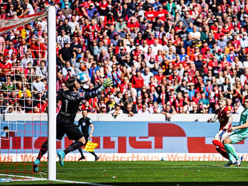 Kaum fnf Minuten gespielt und schon trifft Kbler sehenswert zum 1:0.